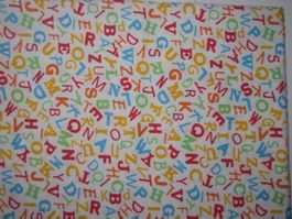 Baumwollstoff weiss mit bunten Buchstaben