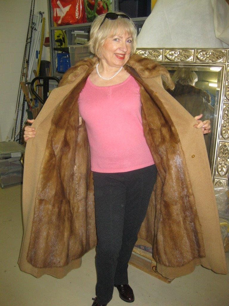 Cappotti: Kamelhaarmantel beige, weit, lang. Wildnerzfutter/-kragen – Usato da Zürich venduto da Florence2012 1