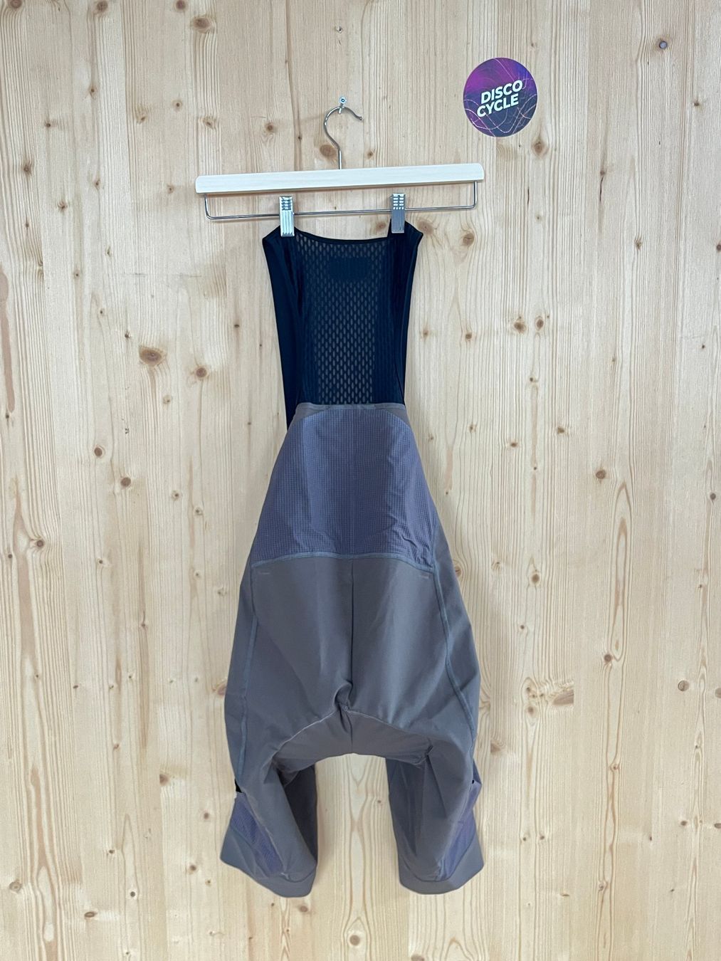 Pas Normal Studios Pantaloni: % Pas Normal Studios Men's Escapism Bibs - Dark Stone  XL – Nuovo e nell'imballaggio originale da Bern venduto da Disco_Cycle 1