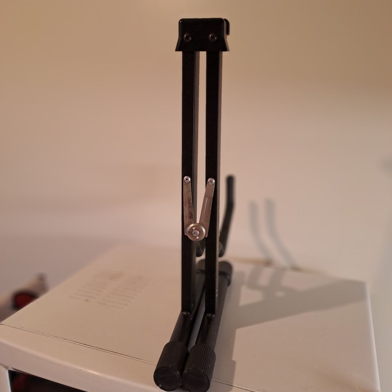 Millenium Supporti per strumenti musicali & leggii: Support guitare pliable Millenium, parfait état. – Usato da Châtelaine venduto da plume019 5