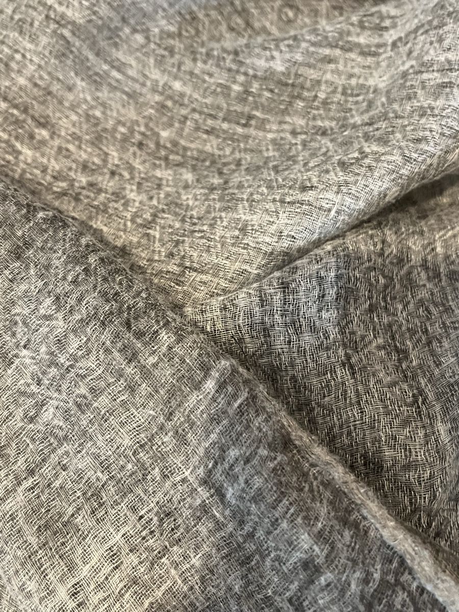 Foulard & Sciarpe: Écharpe grise avec franges mélange viscose polyester – Usato da St. Prex venduto da Nikolletta 2