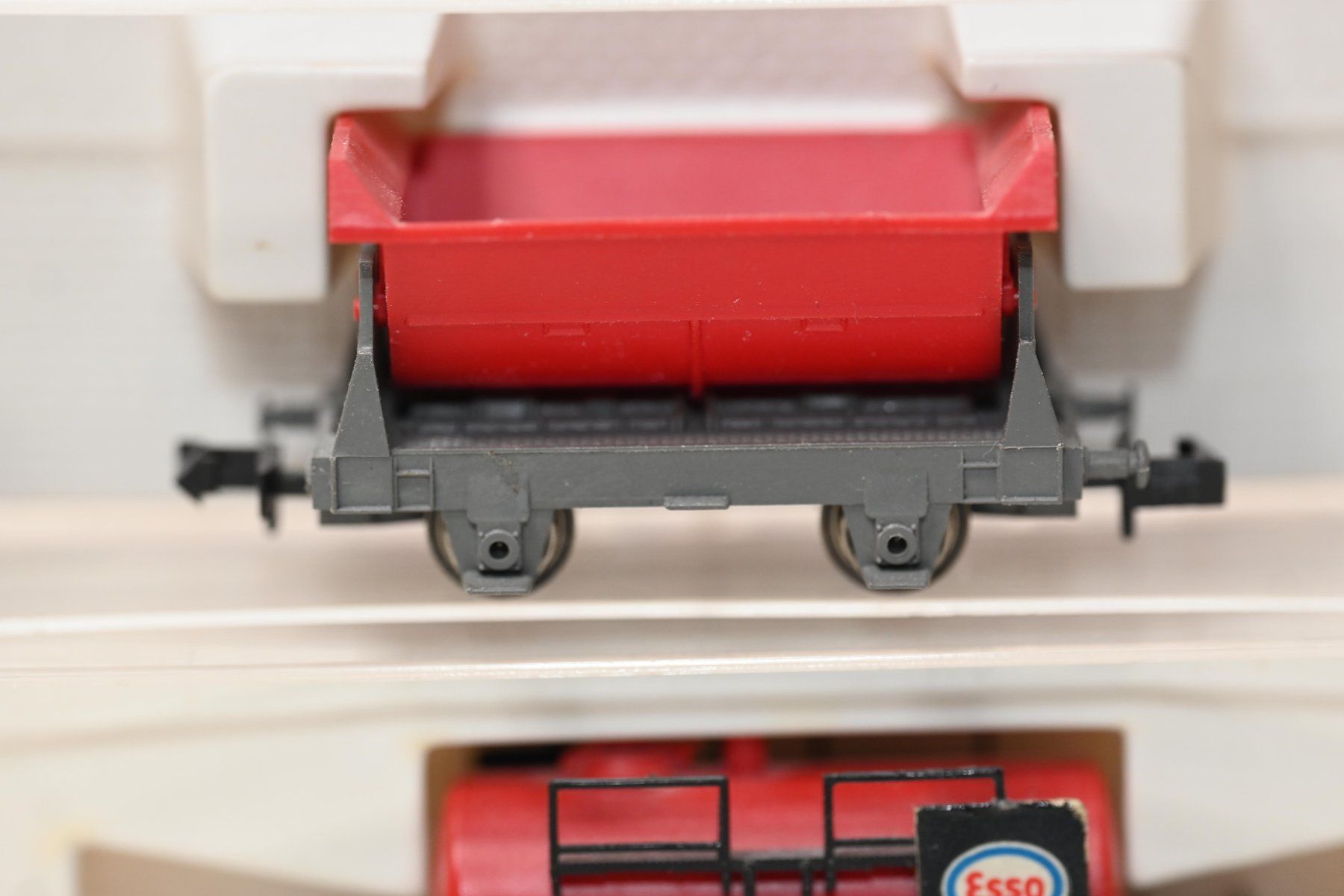 Fleischmann Modelleisenbahnen: Güterwagen FLM Kipplore + Esso Spur N mit OVP – Gebraucht aus Laupen ZH von Zmoewe 2