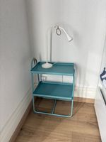 Table de chevet et lampe