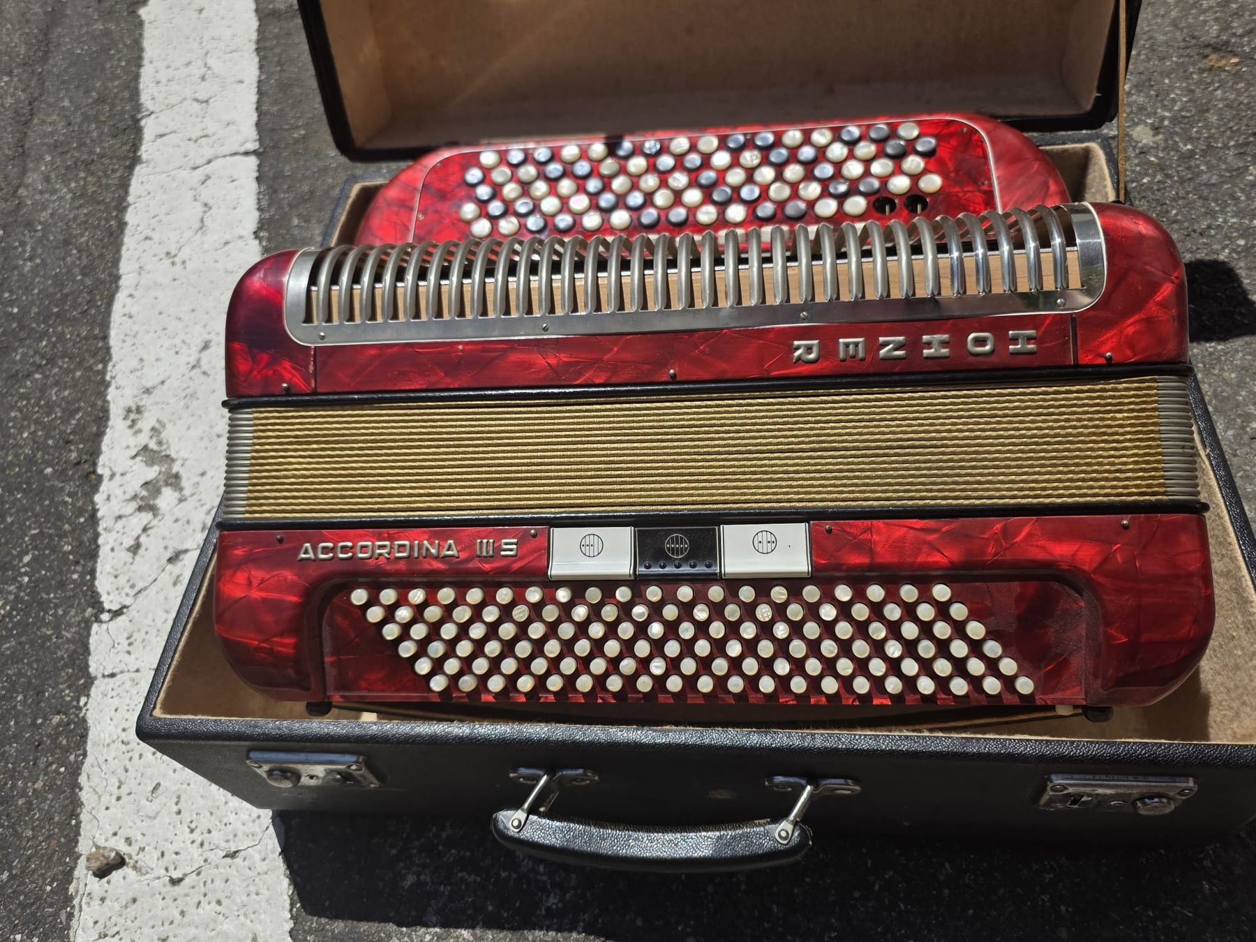 Hohner Musikinstrumente: Hohner Handorgel – Gebraucht aus Hasle LU von Auctions_Hunters