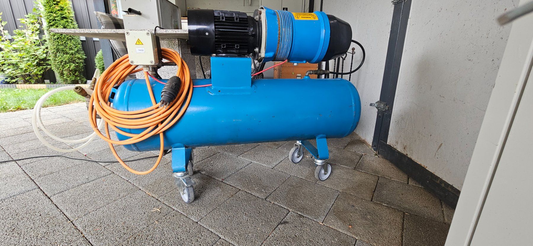 Compressori: Compresseur CompAir V02 avec beaucoup d'accessoires – Usato da Lausanne venduto da sleepy47 1