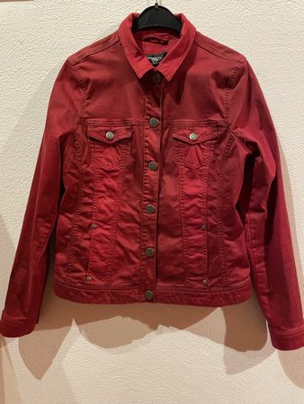 Rote Übergangsjacke