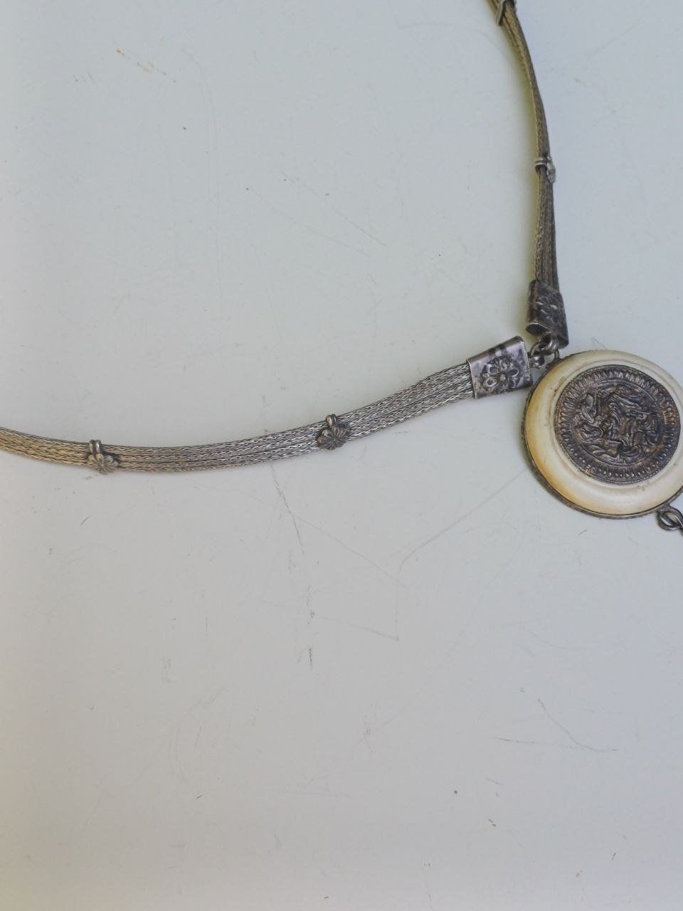 Colliers: Antike Silber-Halskette mit Kagamibuta Netsuke & Hamsa Hand – D'occasion à Bern par Yunkom 1