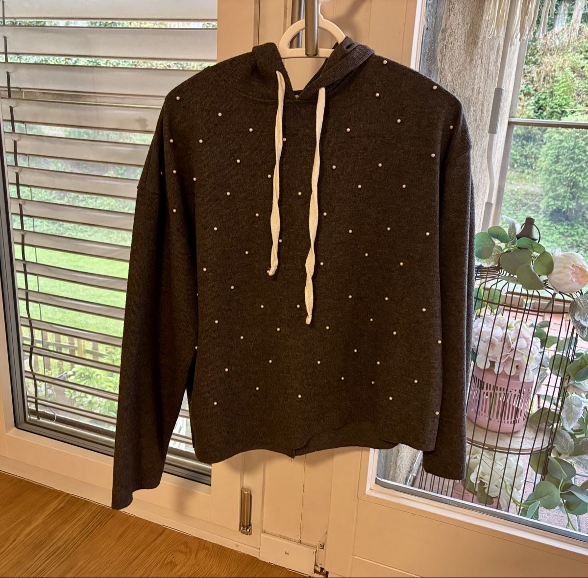 Zara Maglioni & Felpe: Grauer ZARA Knit Kapuzenpullover mit Perlen – Usato da Baden venduto da Tiffany6878 6