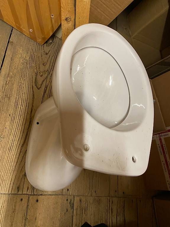 WC: Stand-WC- Schüssel neu – Nuovo e nell'imballaggio originale da Strengelbach venduto da Luftschutzsoldat