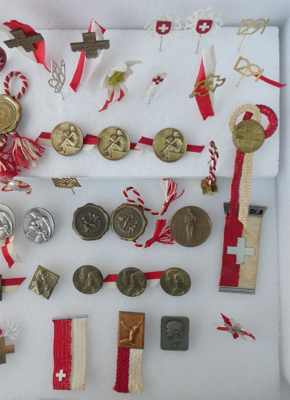 Swiss Plaketten & Abzeichen: August Augustabzeichen Badges 46 Stück – Gebraucht aus Frauenfeld von Astra13 7