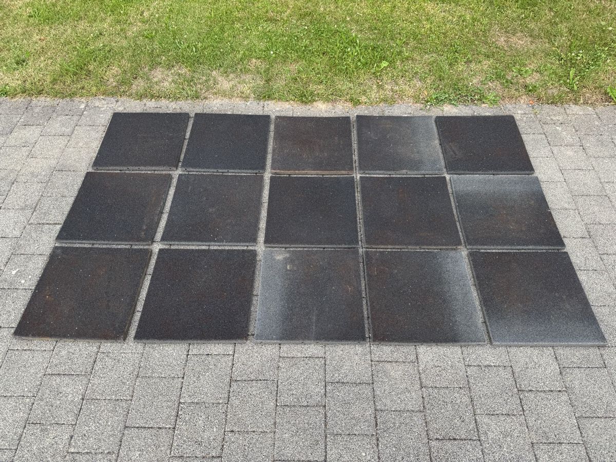 Rivestimenti per pavimenti: Fallschutzmatten Bodenplatten Gummi 15 Stk. – Usato da Birrwil venduto da mathew01 1