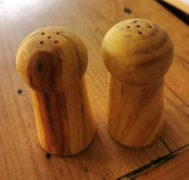 Salière et poivrier artisanaux en bois