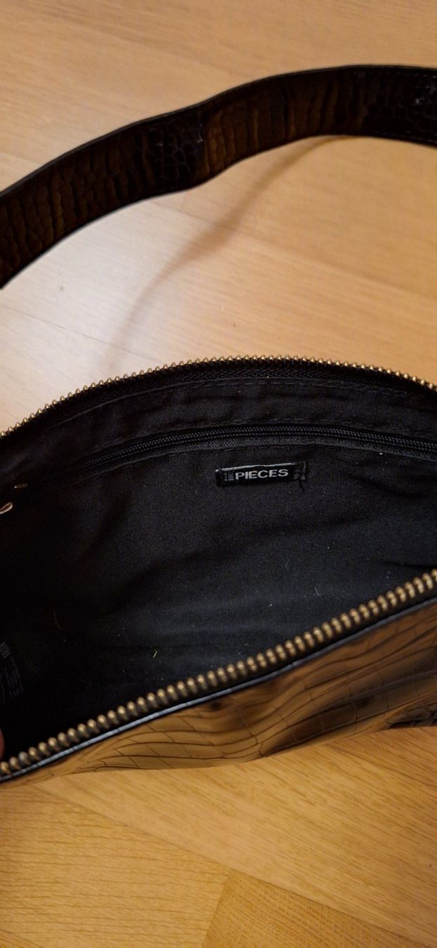 Borse da donna: joli sac à main noir – Nuovo e nell'imballaggio originale da Lussery-Villars venduto da pousinete02 2