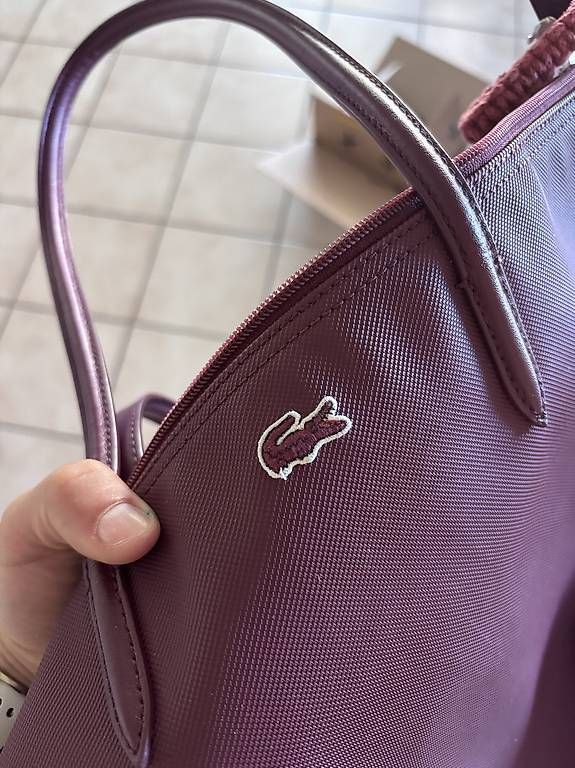 Lacoste Sacs femmes: Lacoste Tasche mit Initialen "TK" – D'occasion à Arch par tsk_ 1