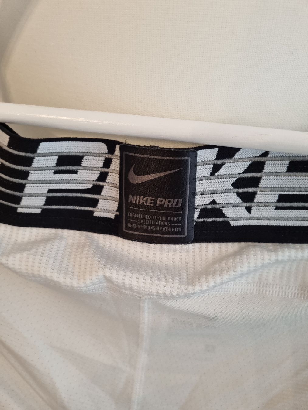 Nike Pantalons: Nike Pro Hypercool Compression Tights, Size M – Neuf (Voir description) à Aigle par Smagbrelle18 4