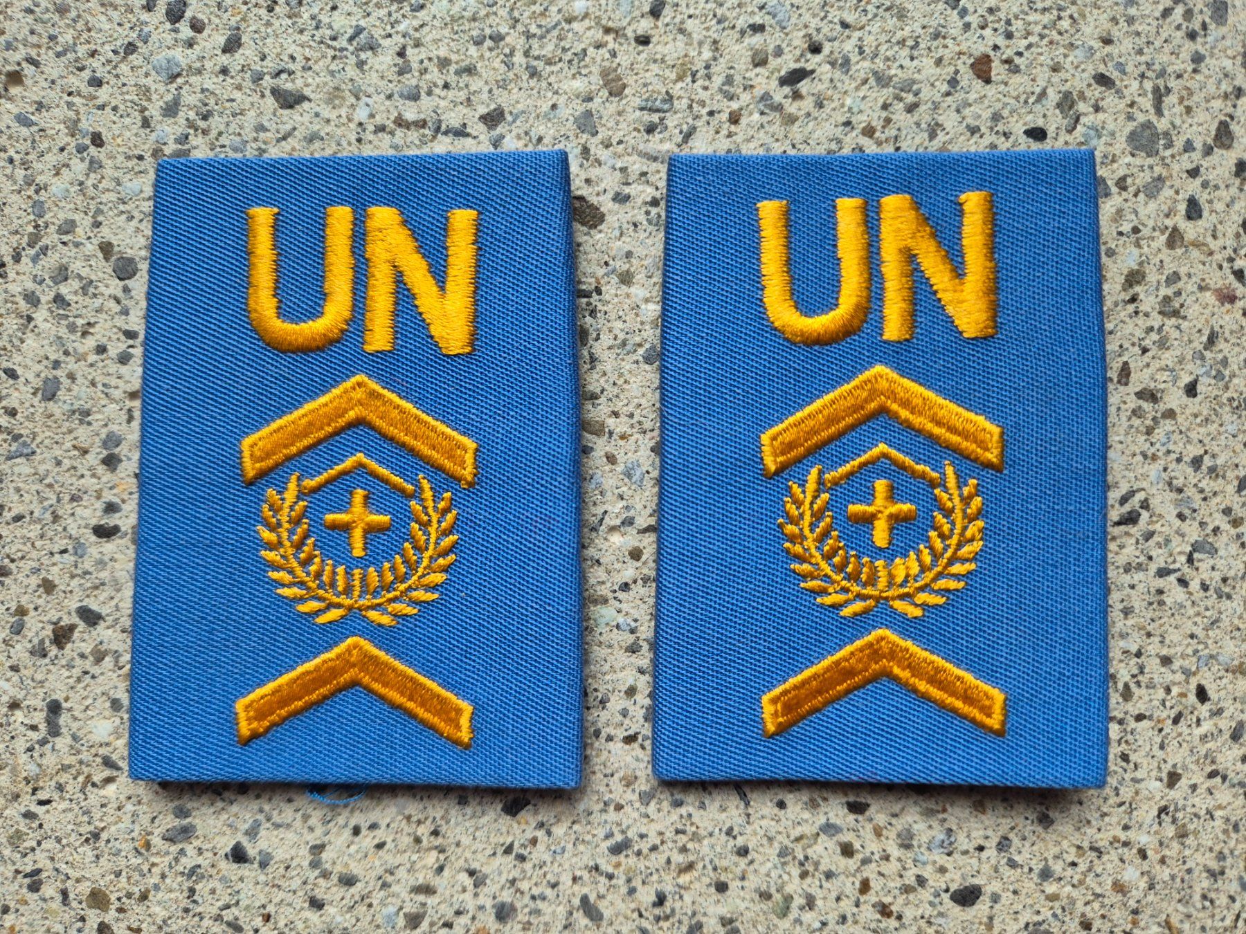 Schweizer Armee Placchette & Badge: Gradabzeichen Patten Set Fourier UN – Nuovo e nell'imballaggio originale da Riedholz venduto da fr_sIruP