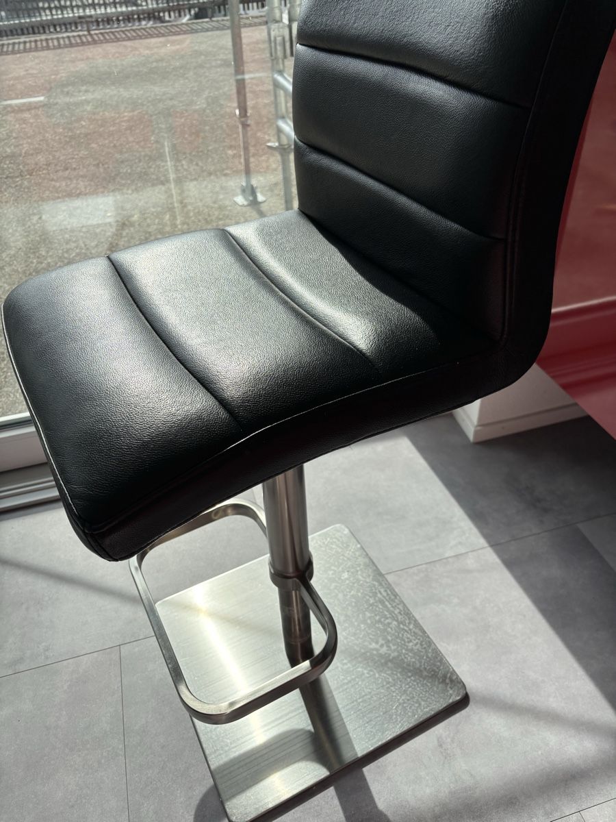 Hocker: 2 Barhocker, schwarz, top Zustand, Leder – Gebraucht aus Wald AR von bertli00