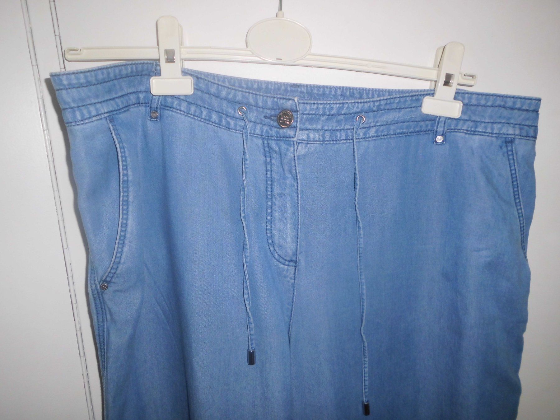 C&A Pantaloni: Pantalon léger bleu jeans  T. 44 – Usato da Marin-Epagnier venduto da Madja 1