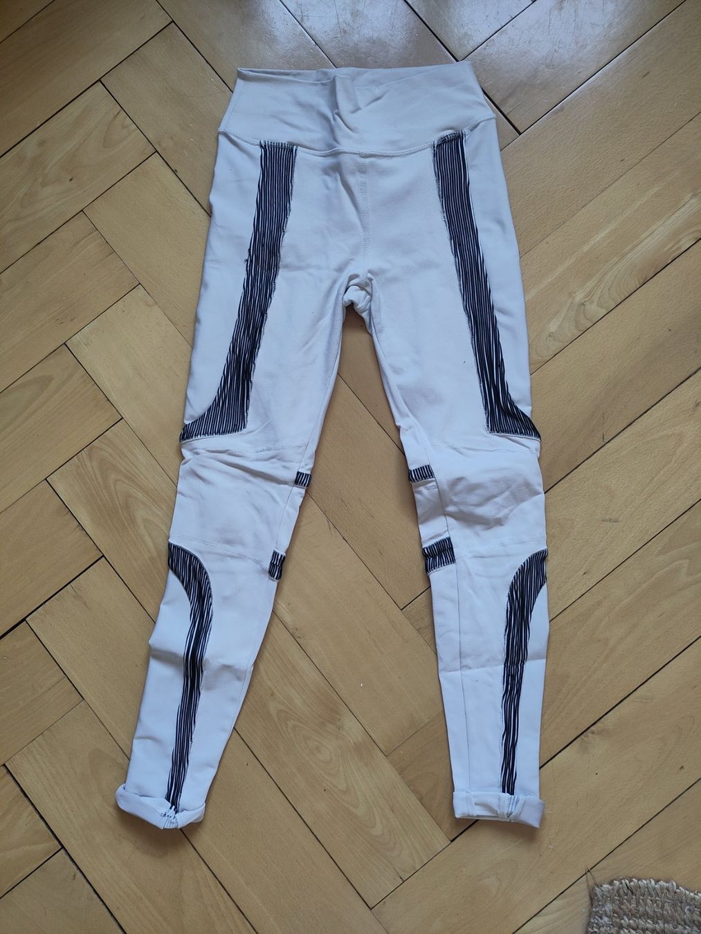 Alo Yoga Leggings: Alo Yoga Legging - Electric Bone – Nuovo (secondo la descrizione) da Luzern venduto da birnli 1