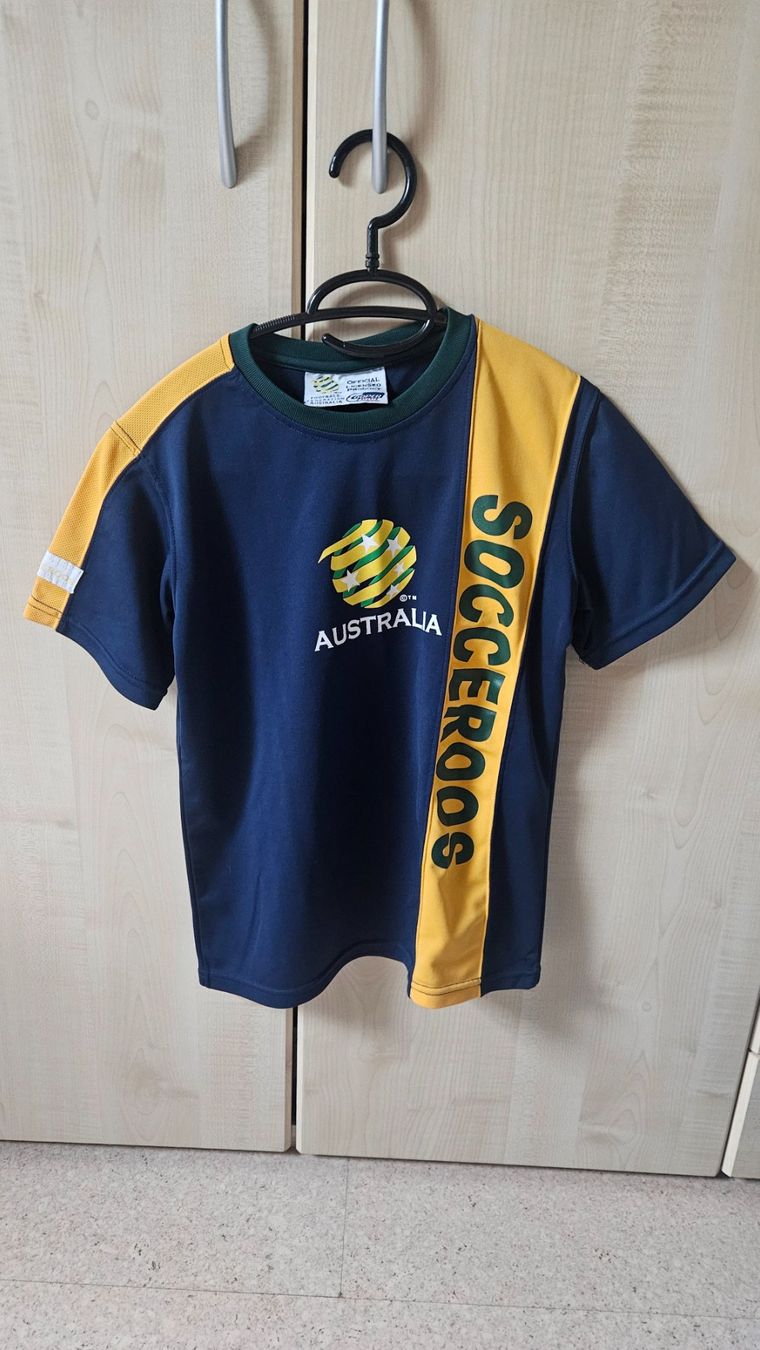 Canottiere & Pantaloni: Kinderfussballtrikot Australia "Socceros" – Usato da Münchenbuchsee venduto da Yothu