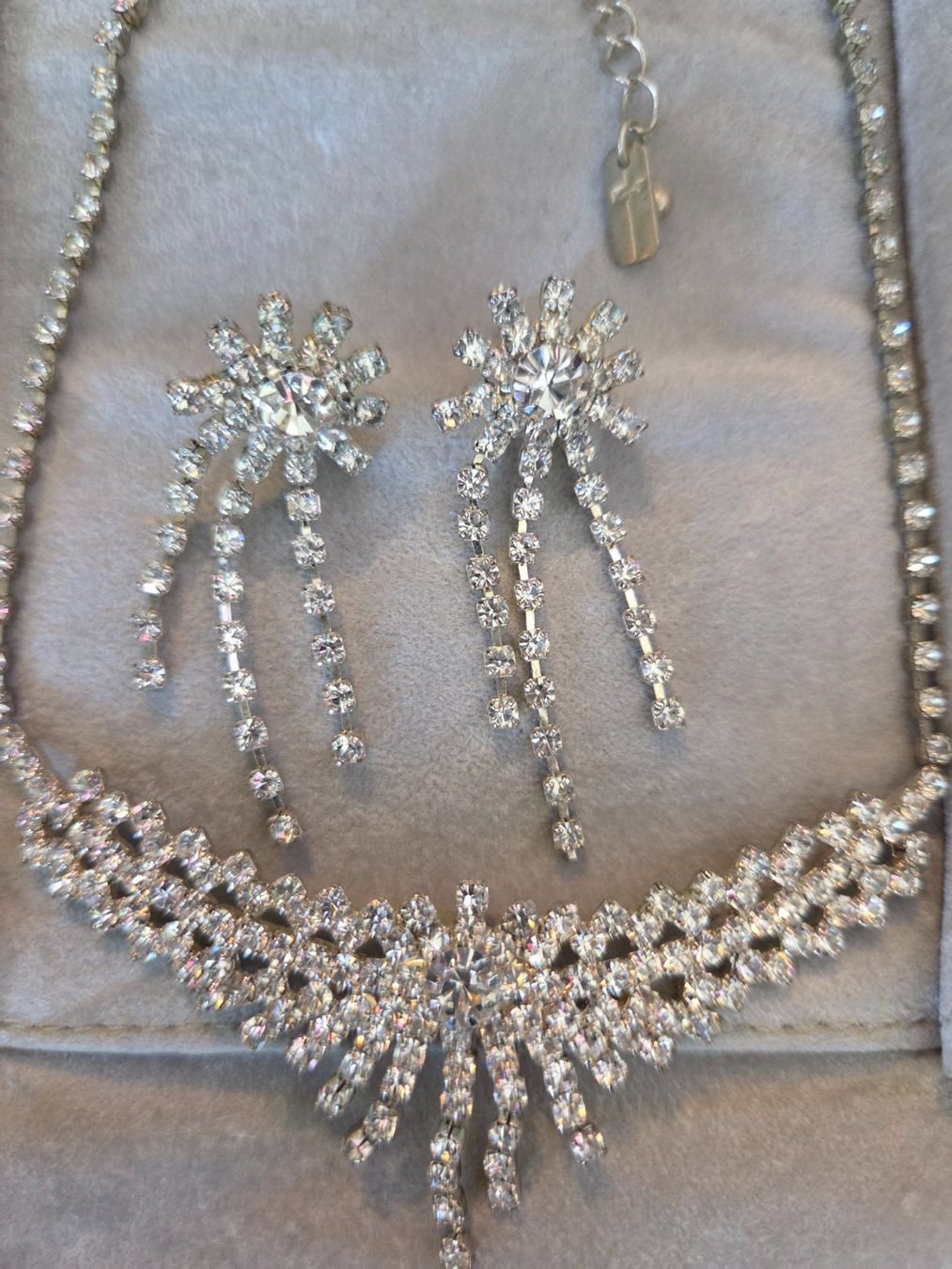 Altri gioielli: Schmuckset: Funkelnde Kette und Ohrringe mit Strass – Usato da Emmen venduto da GrabandGo 2