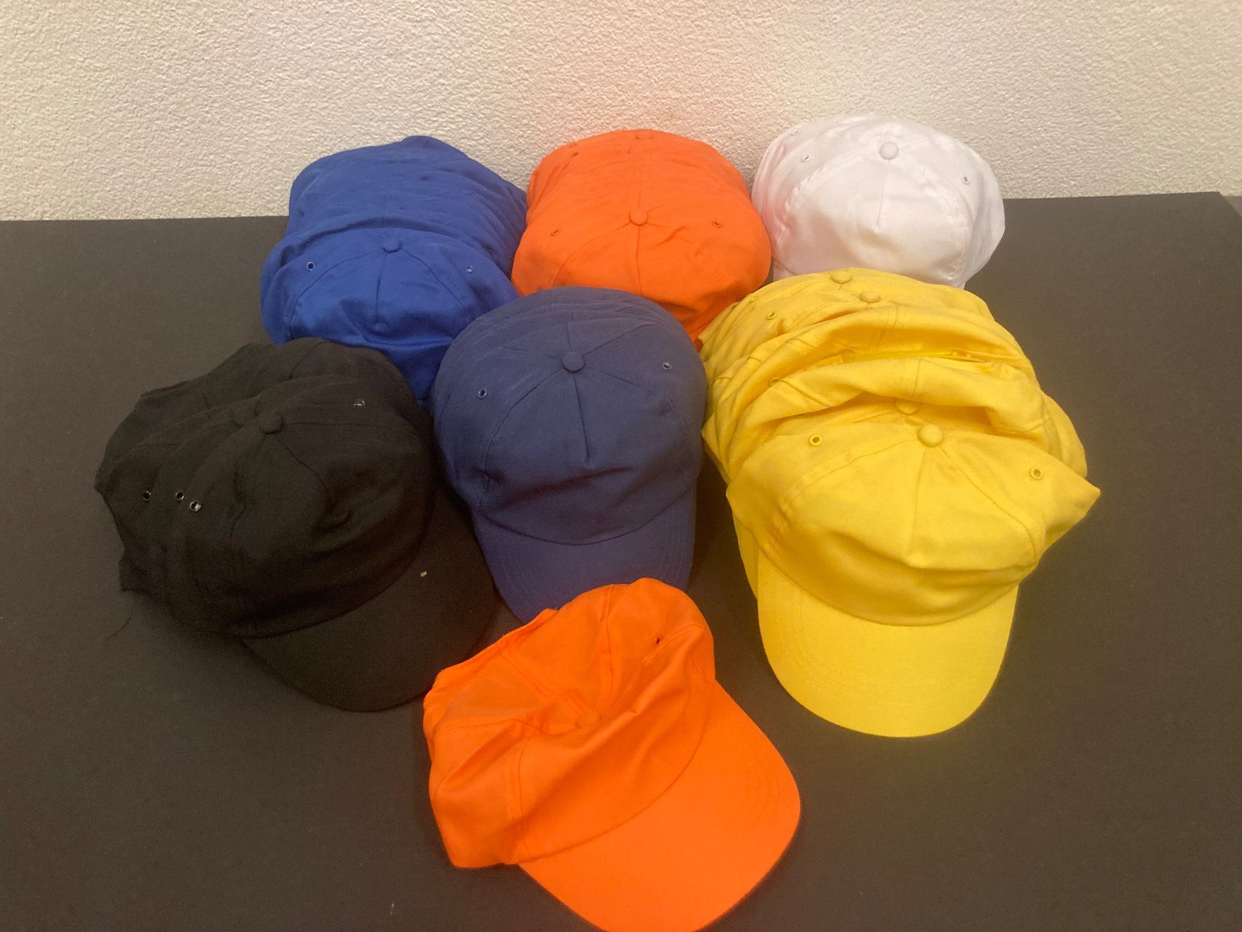 Hüte, Mützen & Caps: Restposten Caps, gemischte Farben, 100 Stück – Neu (gemäss Beschreibung) aus Neuenhof von jorogo