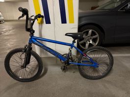 Zwei BMX Räder.