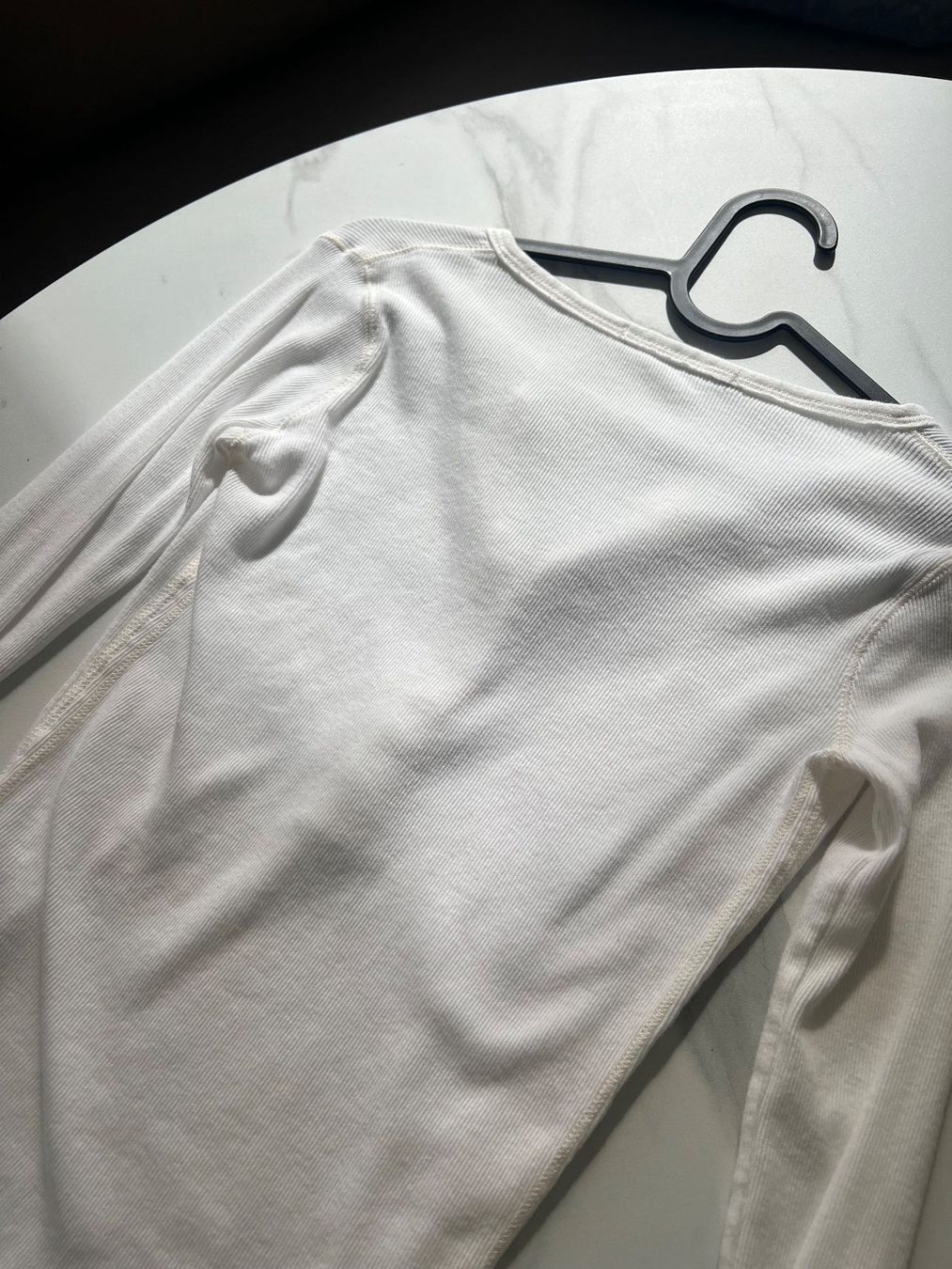 Brandy Melville Top: Henly Top Brandy Melville White – Nuovo (secondo la descrizione) da Ebmatingen venduto da Charliz 5