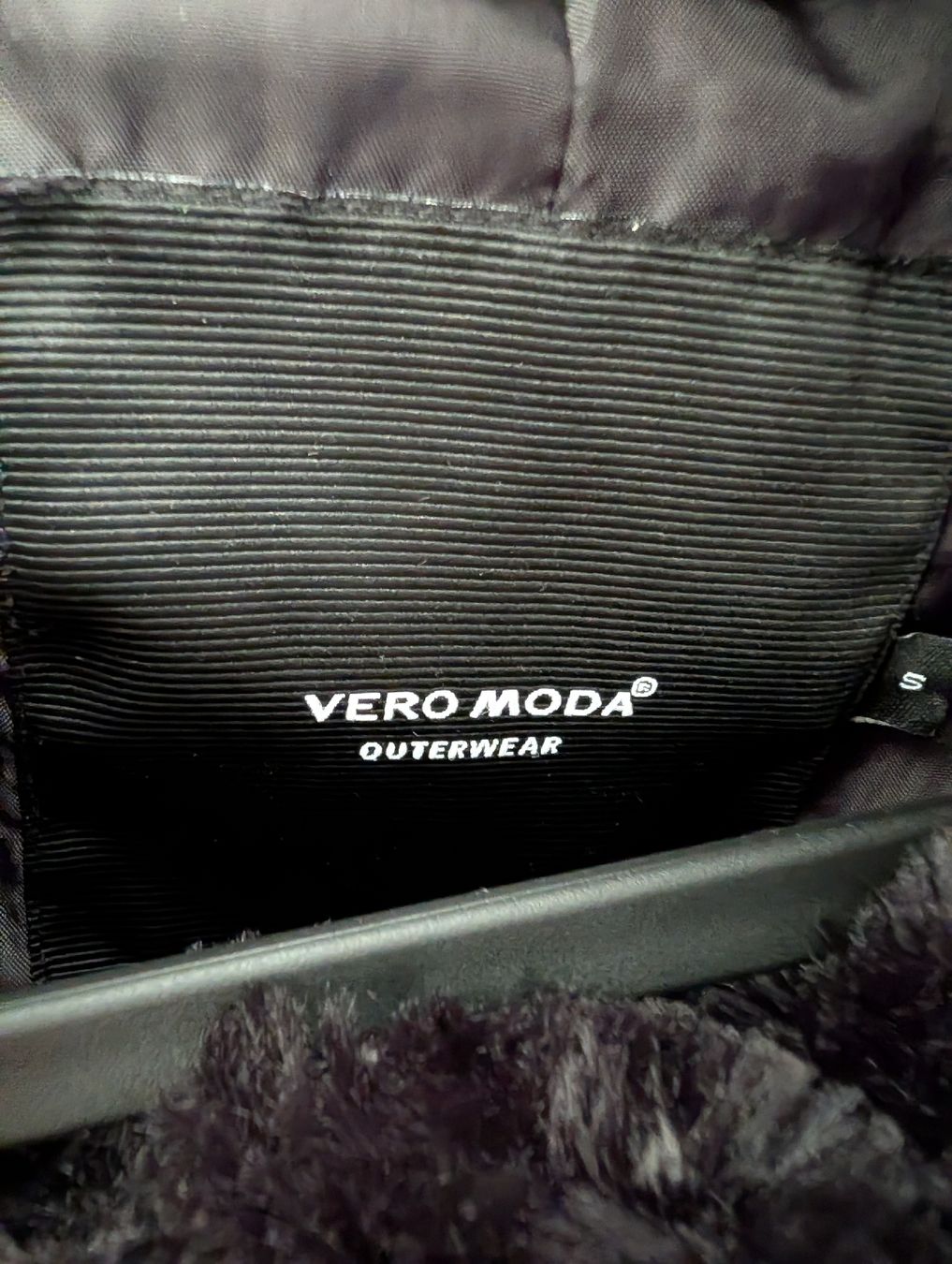 Vero Moda Giacche: Schwarzer Vero Moda Wintermantel, Grösse S - Felloptik  – Usato da Hinwil venduto da dotz12 1