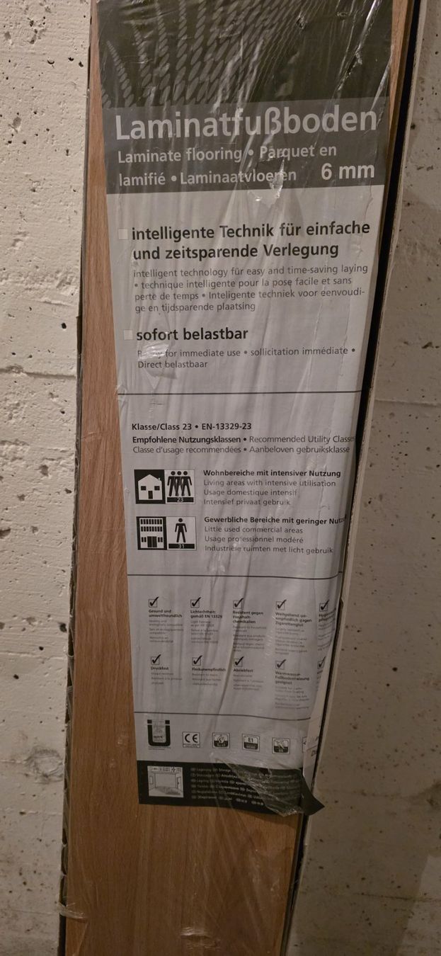 Rivestimenti per pavimenti: Laminatfussboden - Holzoptik – Usato da Bern venduto da KavIndustries