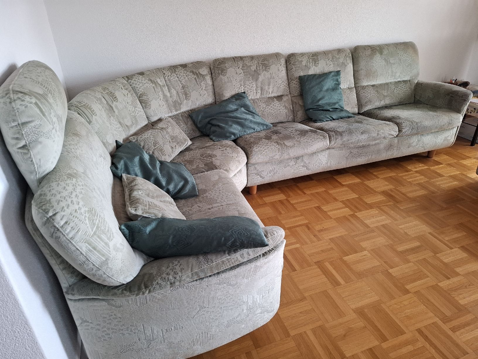 Sofas: Grosses Stoffsofa mit Hocker grünlich – Gebraucht aus Buttisholz von Flop 1