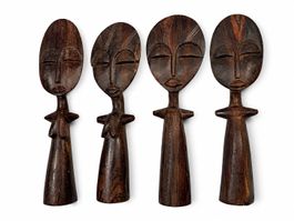 4 geschnitzte Holzfiguren mit stilisierten Gesichtern