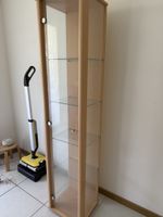 Vitrine en bois clair avec étagères en verre bon état