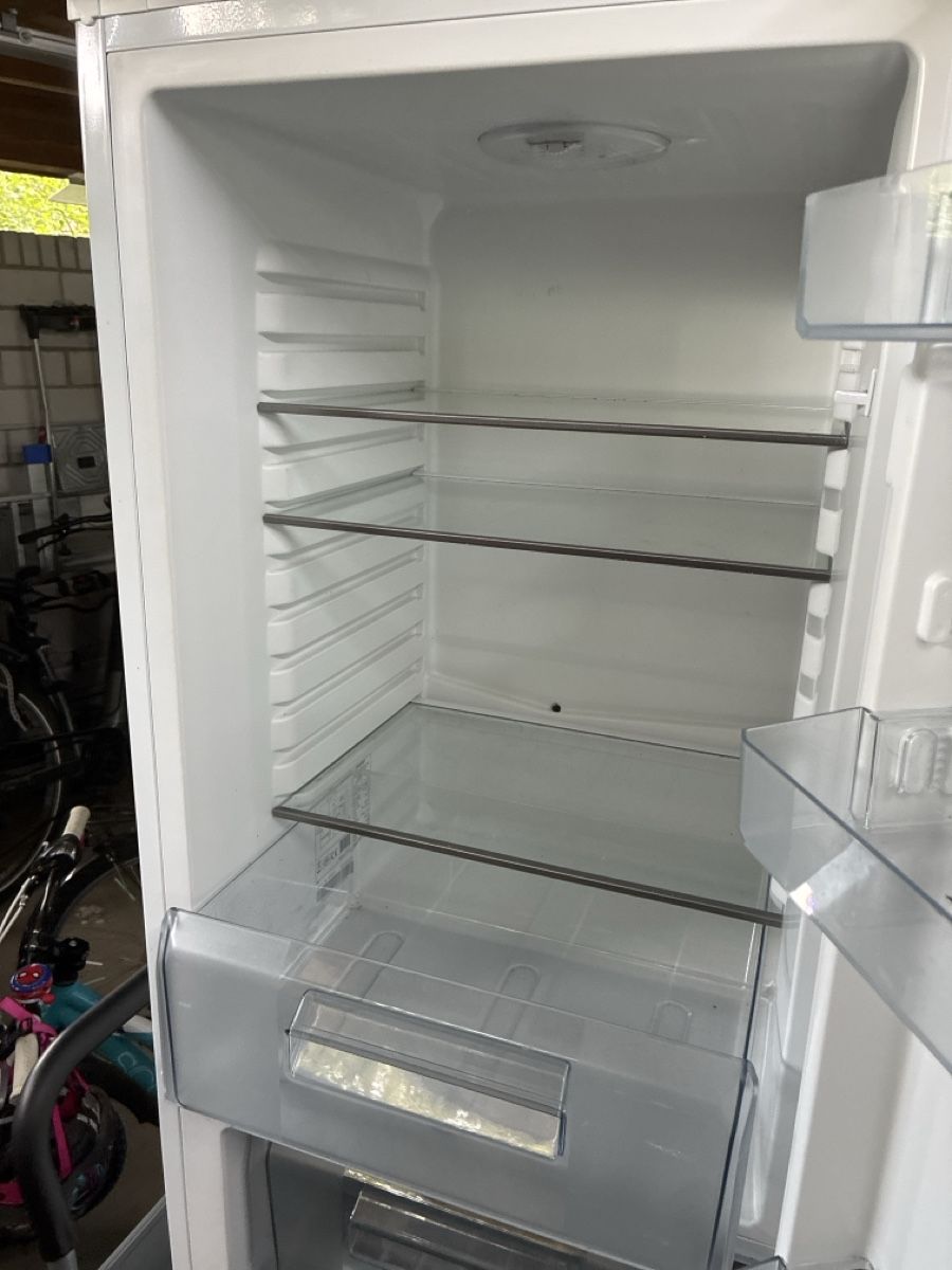 Réfrigérateurs: Kühlschrank mit Gefrierfach  – D'occasion à Roggwil BE par ChojinKay 2