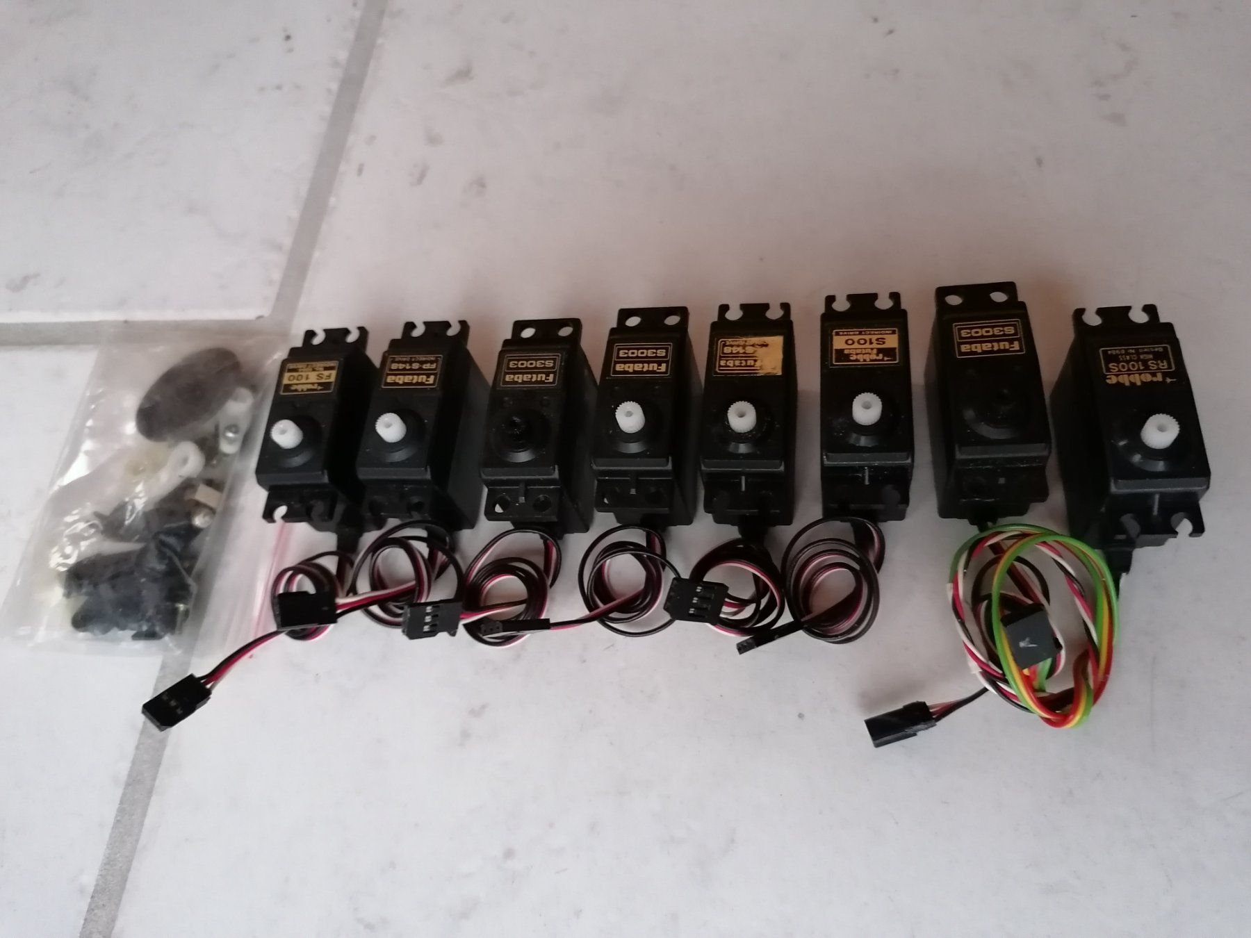 RC Modellbau: 8x Servo robbe Futaba – Gebraucht aus Chabrey von  2