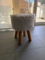 Tabouret rond avec revêtement blanc fourrure pieds bois