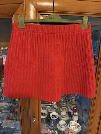 Gucci skirt new L with hanger