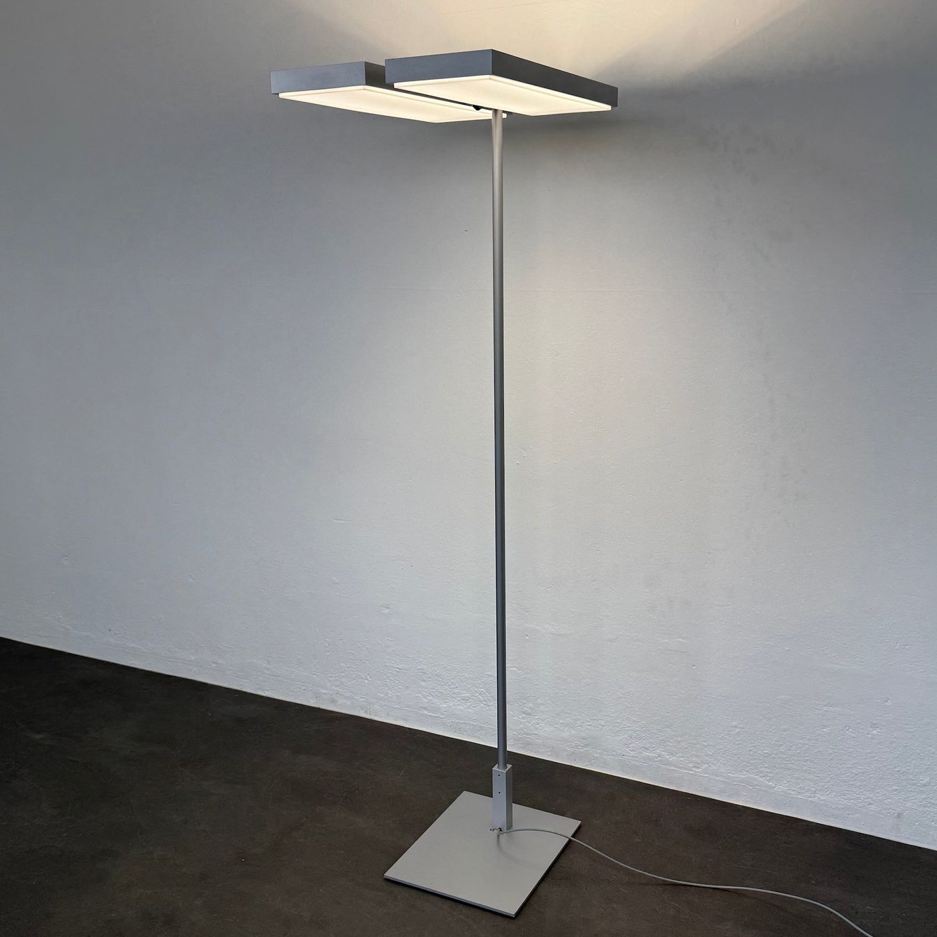Regent Lampade: Regent Level LED Stehleuchte – Usato da Schönenwerd venduto da mcofficeshop 2