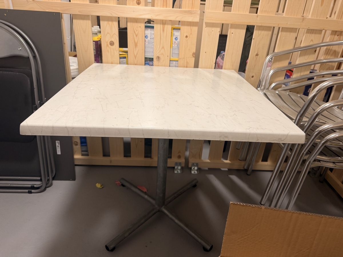 Set de table et chaises: Balkon- Gartentisch mit 4 Stühlen – D'occasion à Arbon par maiiking 6