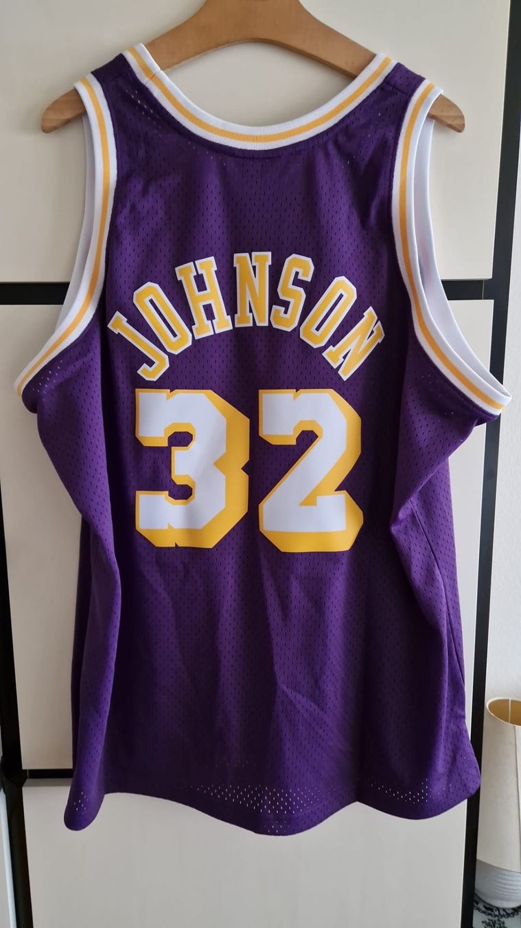 Mitchell & Ness Canottiere & Pantaloni: Maillot NBA Lakers Mitchell & Ness de Magic Johnson – Nuovo (secondo la descrizione) da Lutry venduto da SwissBBCards 1
