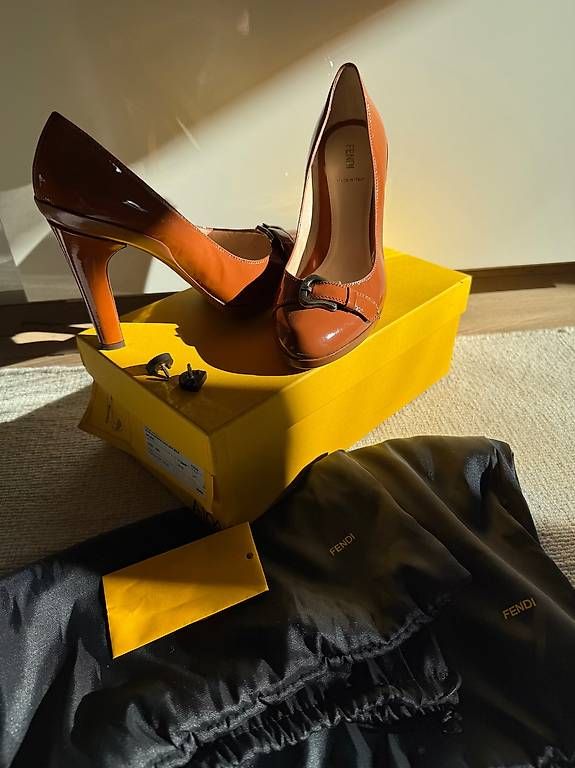 Fendi Scarpe da donna: Fendi size 40-mai usate – Nuovo e nell'imballaggio originale da Cavigliano venduto da Pzan