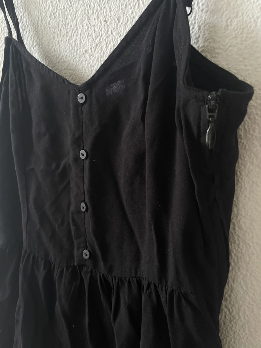 H&M Kleider: Simples schwarzes Kleid mit Knöpfe – Gebraucht aus Uster von emm_px8k 1
