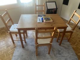 Tisch mit vier Stühlen