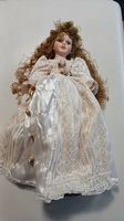 Puppe mit Hochzeitskleid und langem Haaren