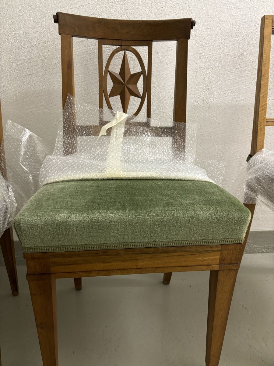 Stühle: Biedermeier Stuhl mit olivem Kissen – Gebraucht aus Binningen von mancherlei