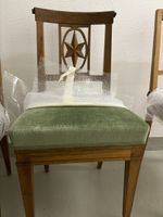 Biedermeier Stuhl mit olivem Kissen