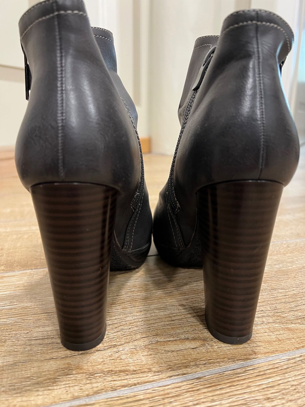 Scarpe da donna: *NEU* Graue Stiefeletten mit Absatz, Grösse 36 – Nuovo (secondo la descrizione) da St. Gallen venduto da kka_l9wg 1