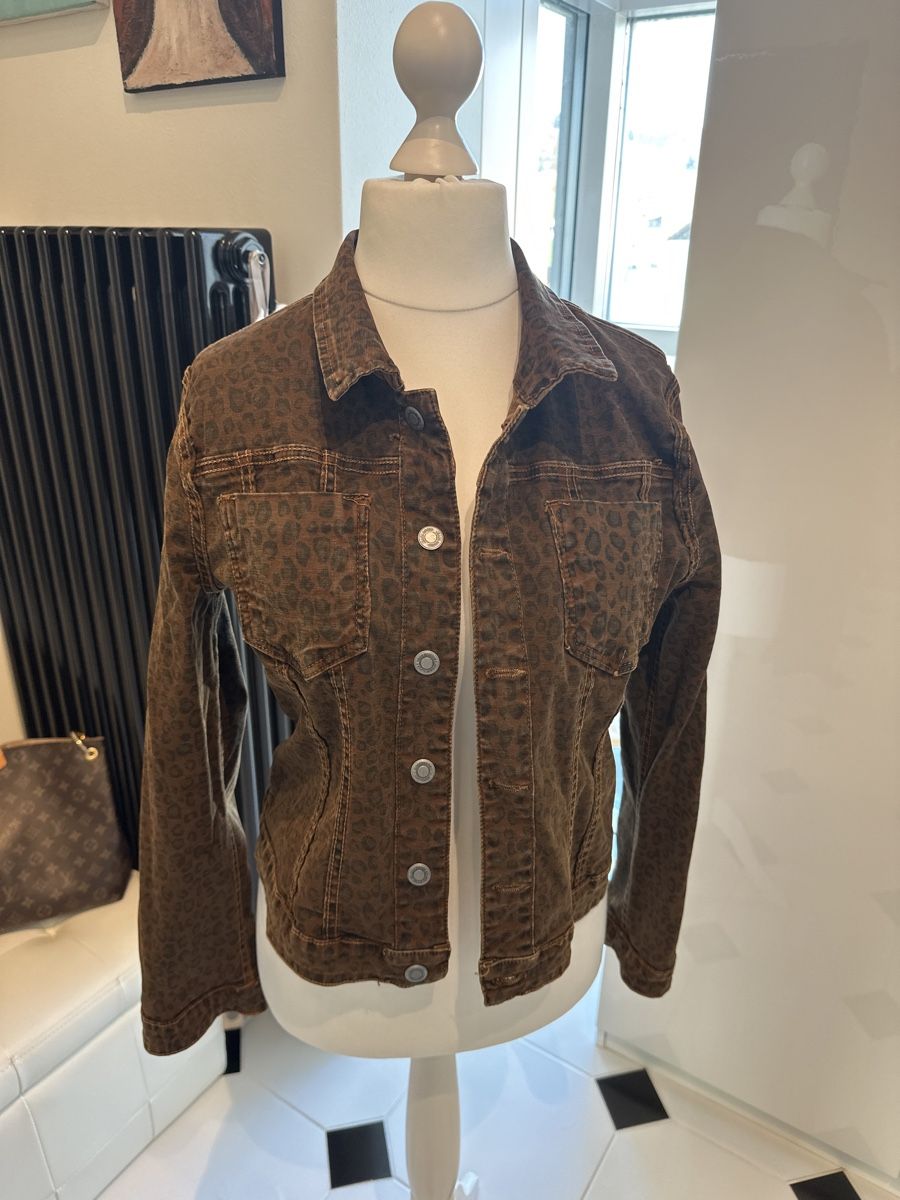 Giacche: Jeansjacke Gr. M mit Leopardenmuster – Usato da Neftenbach venduto da panam4 2