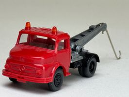 Mercedes Abschleppwagen rot