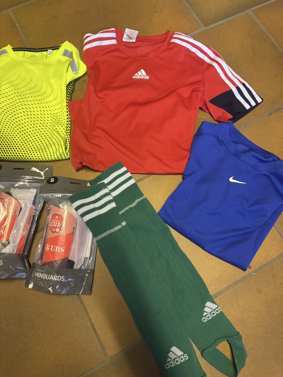 Kleiderpakete & -sets: Sport Kleiderpaket Junge Gr.152 – Gebraucht aus Trimbach von vik_5tqj 1